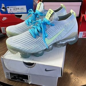 NIB Nike Vapormax Flyknit 3 pure platinum/barely bolt, box has some damage